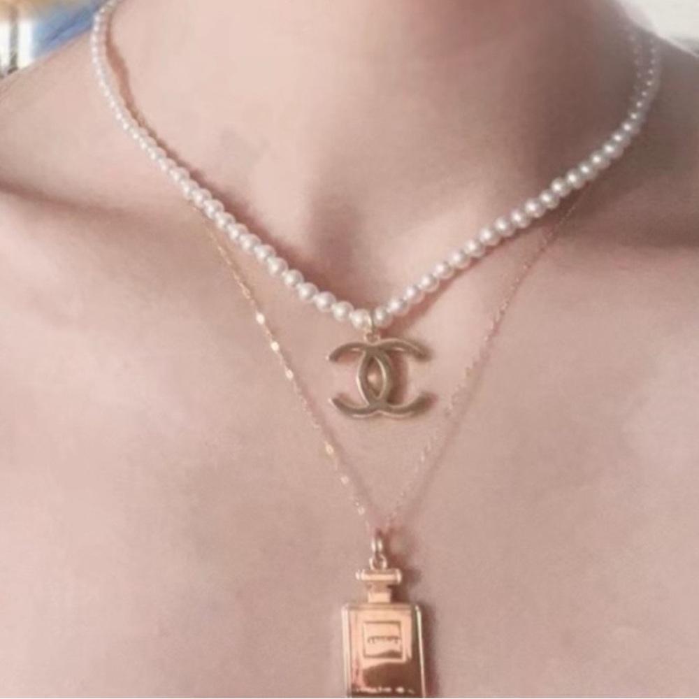 Chanel Gold Keychain Set Bag
NWT
Charm No 5 Bottle Chanel No 5
Double CC - Picture 2 of 6